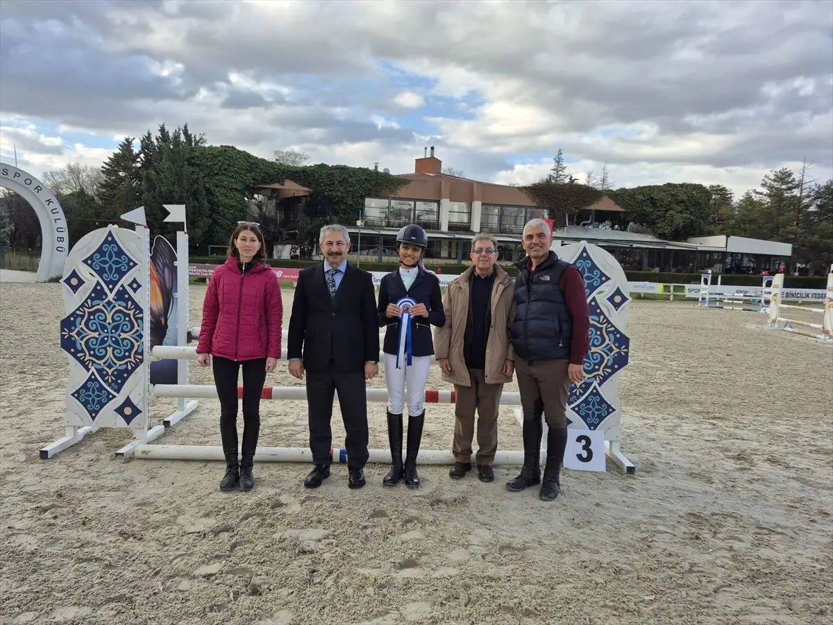 Defne Turasan’ın Engel Atlama Şampiyonası: İki Madalya, Yeni Rekorlar