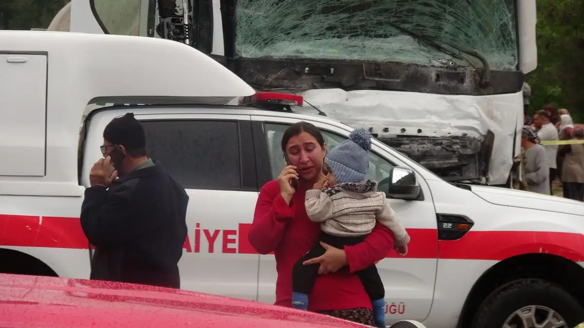 Antalya’da Minibüs ve Beton Mikseri Çarpışması: 7 Kişi Hayatını Kaybetti