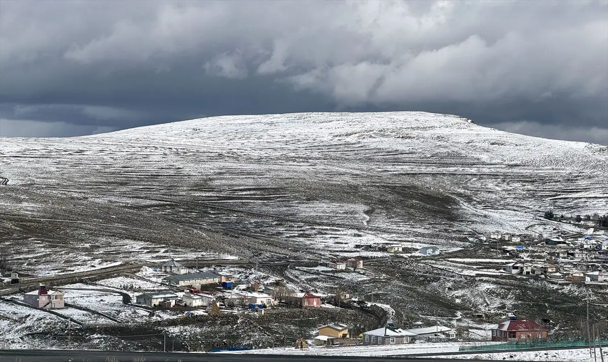 Ardahan’da Kısır Dağı Beyaza Büründü: İki Gün Süren Kar Yağışı Bölgeyi Etkiledi