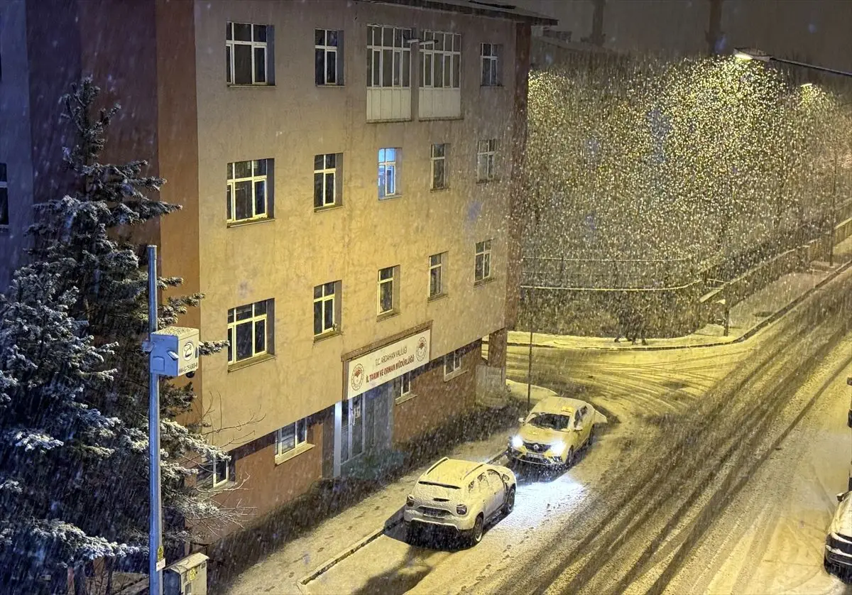 Ardahan ve Tunceli'yi Beyaza Döken Şiddetli Kar Yağışı