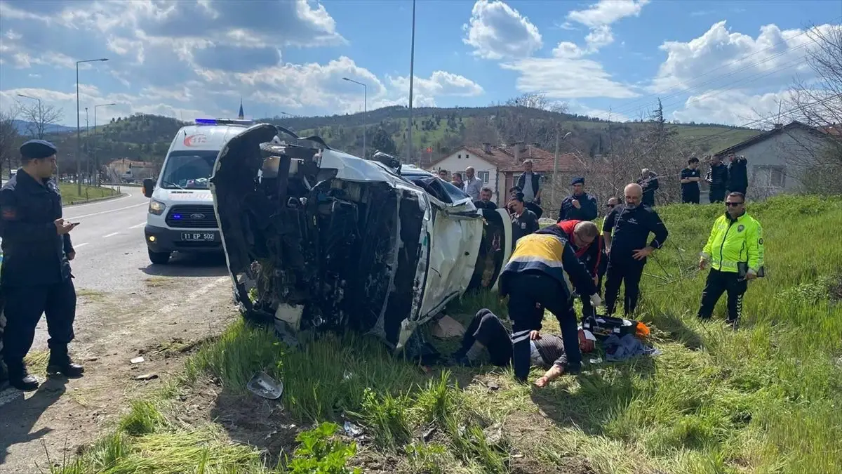 Bilecik'te SUV Ters Döndü: Sürücü ve Yolcu Yaralandı