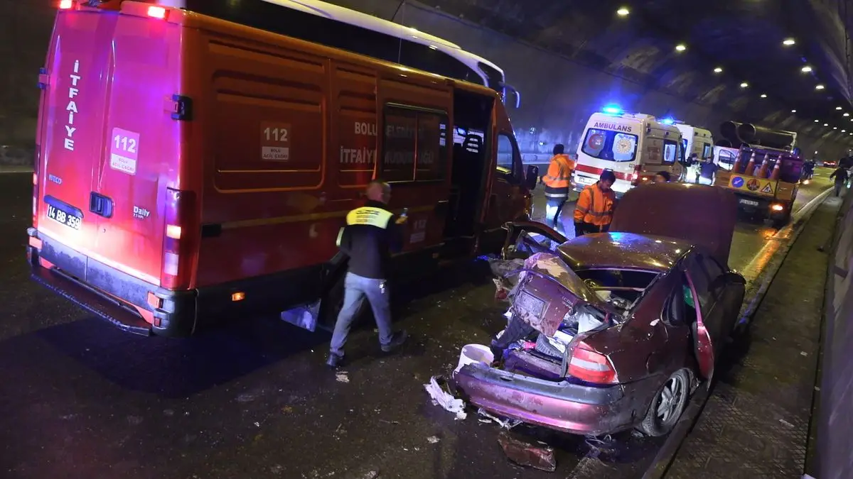 Bolu Dağı Tüneli'nde Zincirleme Çarpışma: 5 Yaralı ve Trafik Kontrol Altında