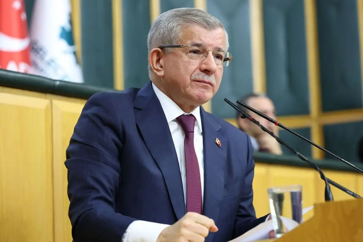 Davutoğlu, Cuma Namazı Sonrası AK Parti Üyelerinin Destek İsteğini Açıklıyor