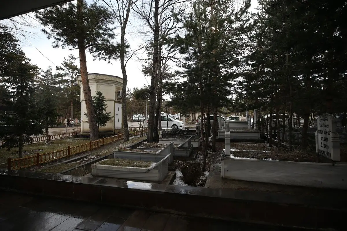 Erzurum Asri Mezarlığı'nda 11 Yıllık Sürekli Kur'an Okuma Geleneği