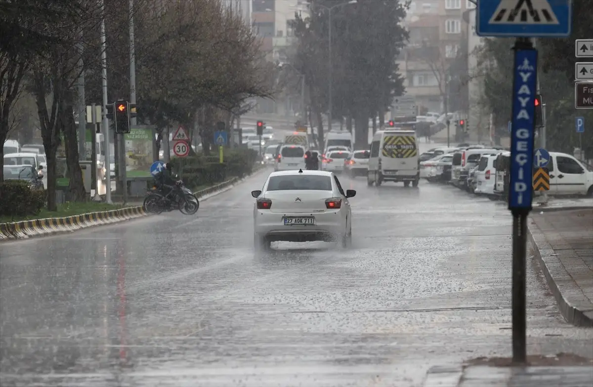 Gaziantep ve Şanlıurfa’da Şiddetli Sağanak Yağış Sokakları Sular Altına Çekti