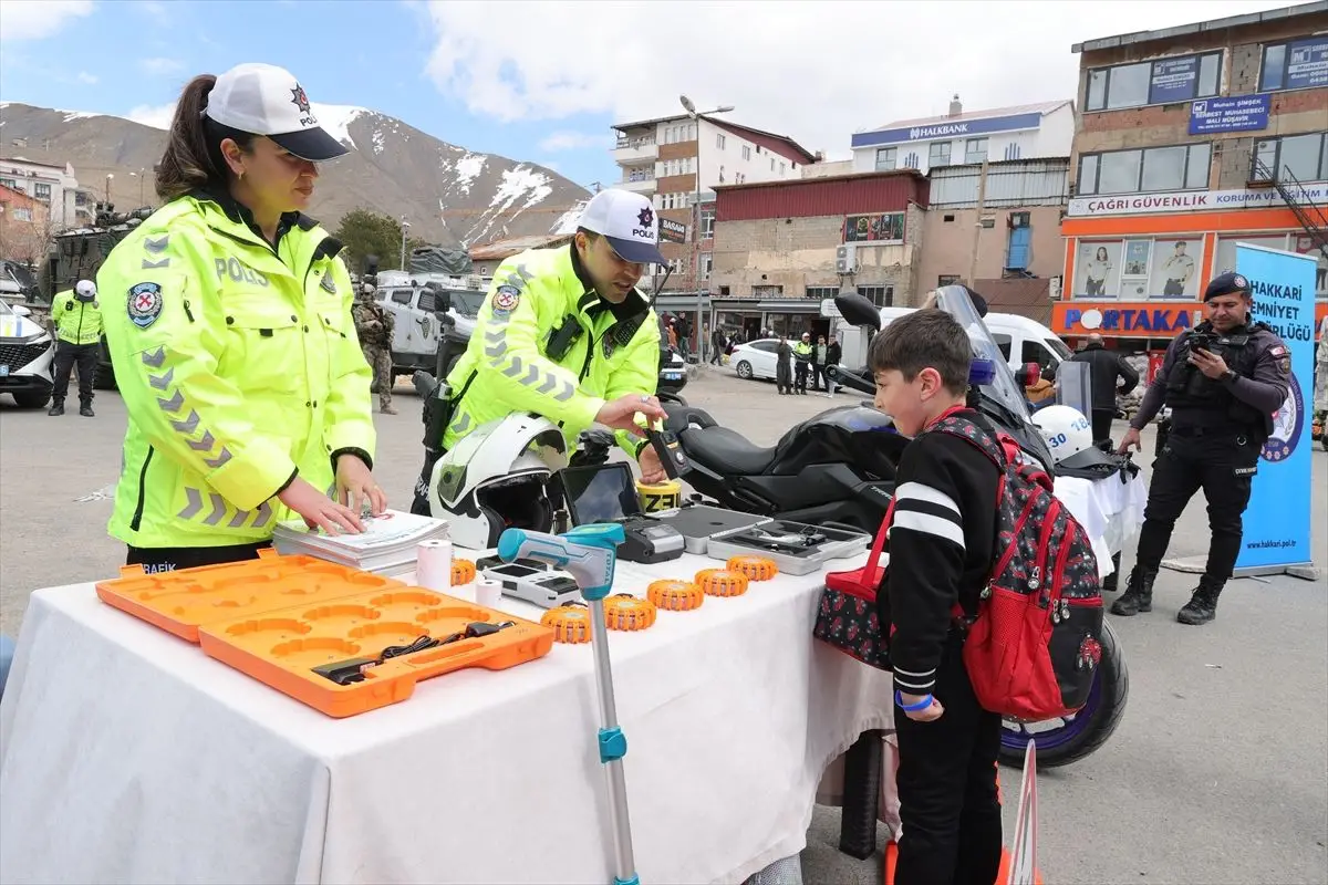 Hakkari’de Polis Haftası Coşkusu: Çocuklara Sürpriz Hediyeler