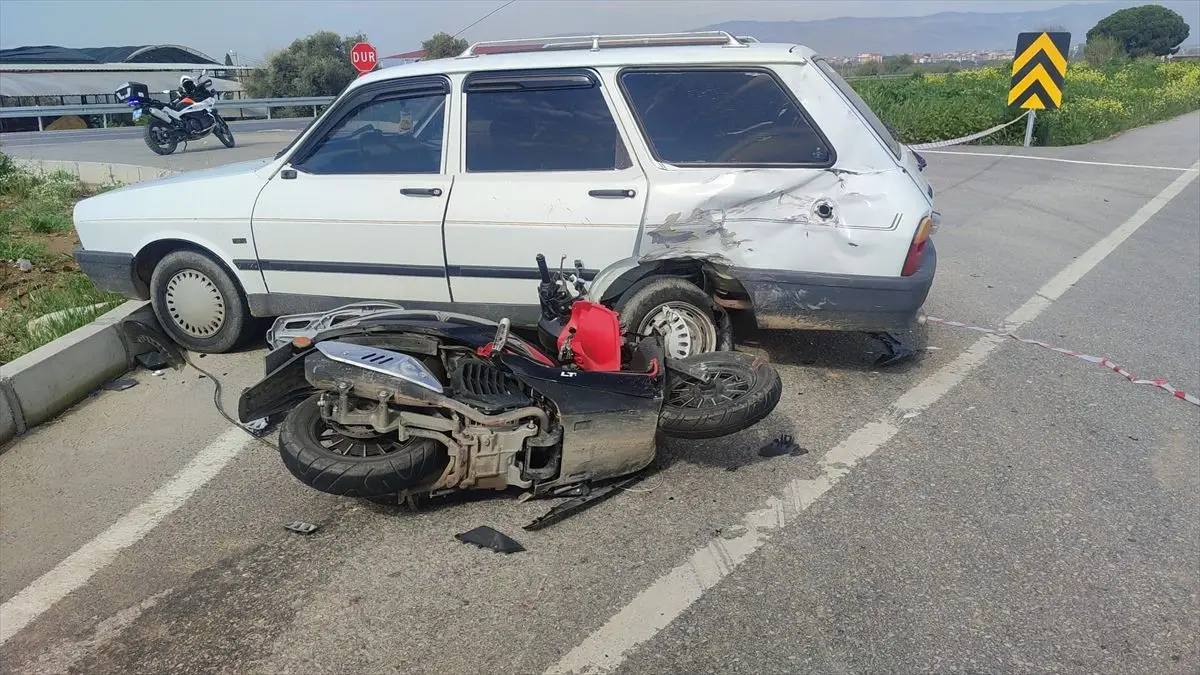 İzmir’de Trafik Kazası: Güvenlik Kamerası Görüntülerinde Motosiklet Sürücüsü Hayatını Kaybetti
