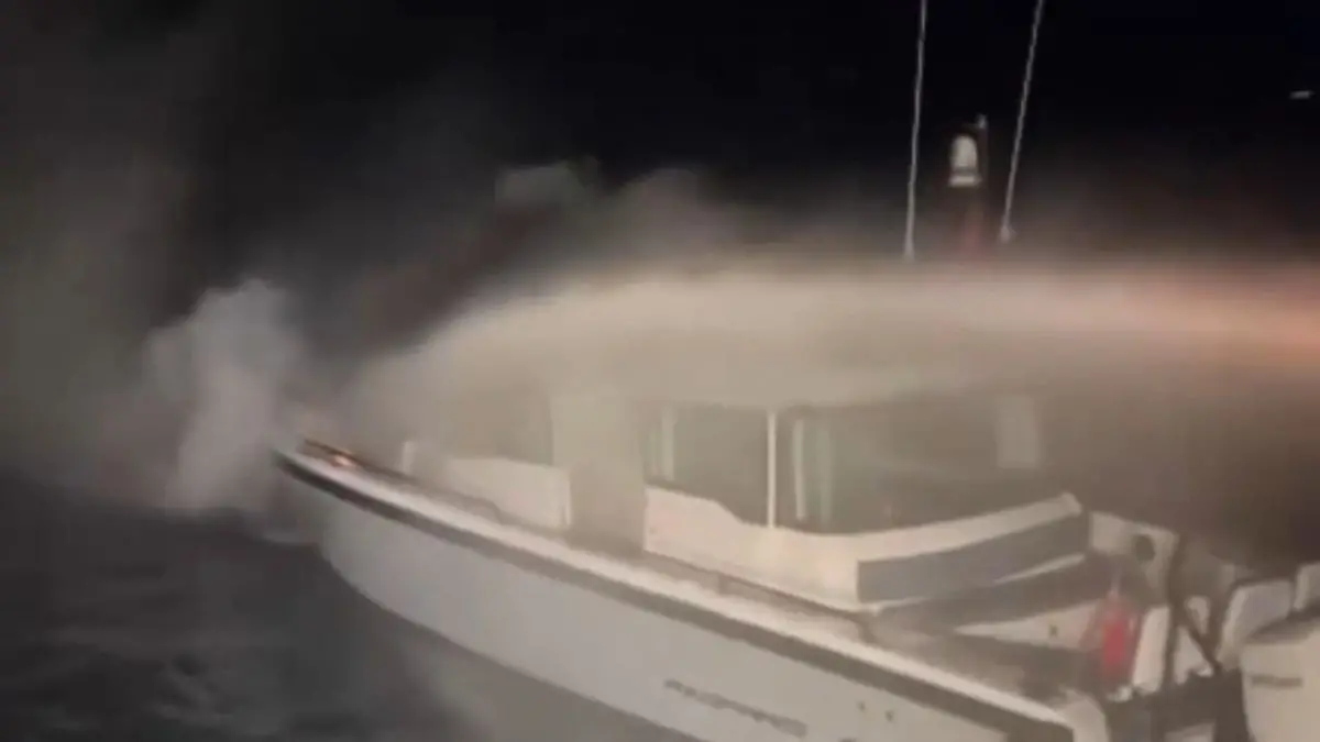 Kadıköy'de Tekne Yangını Kontrol Altına Alındı, 4 Kişi Tahliye Edildi