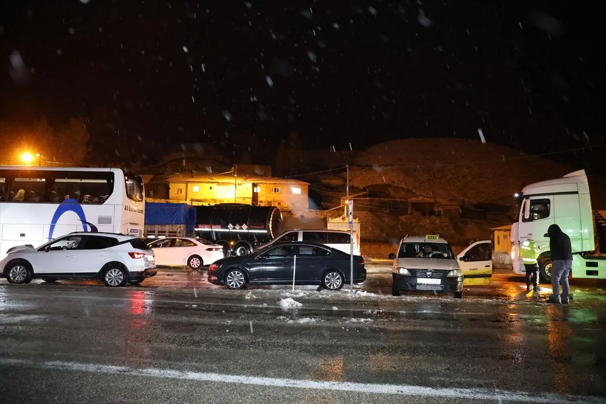 Kop Dağı Geçidi'nde Kar ve Tipi Nedeniyle Ulaşımda Aksama