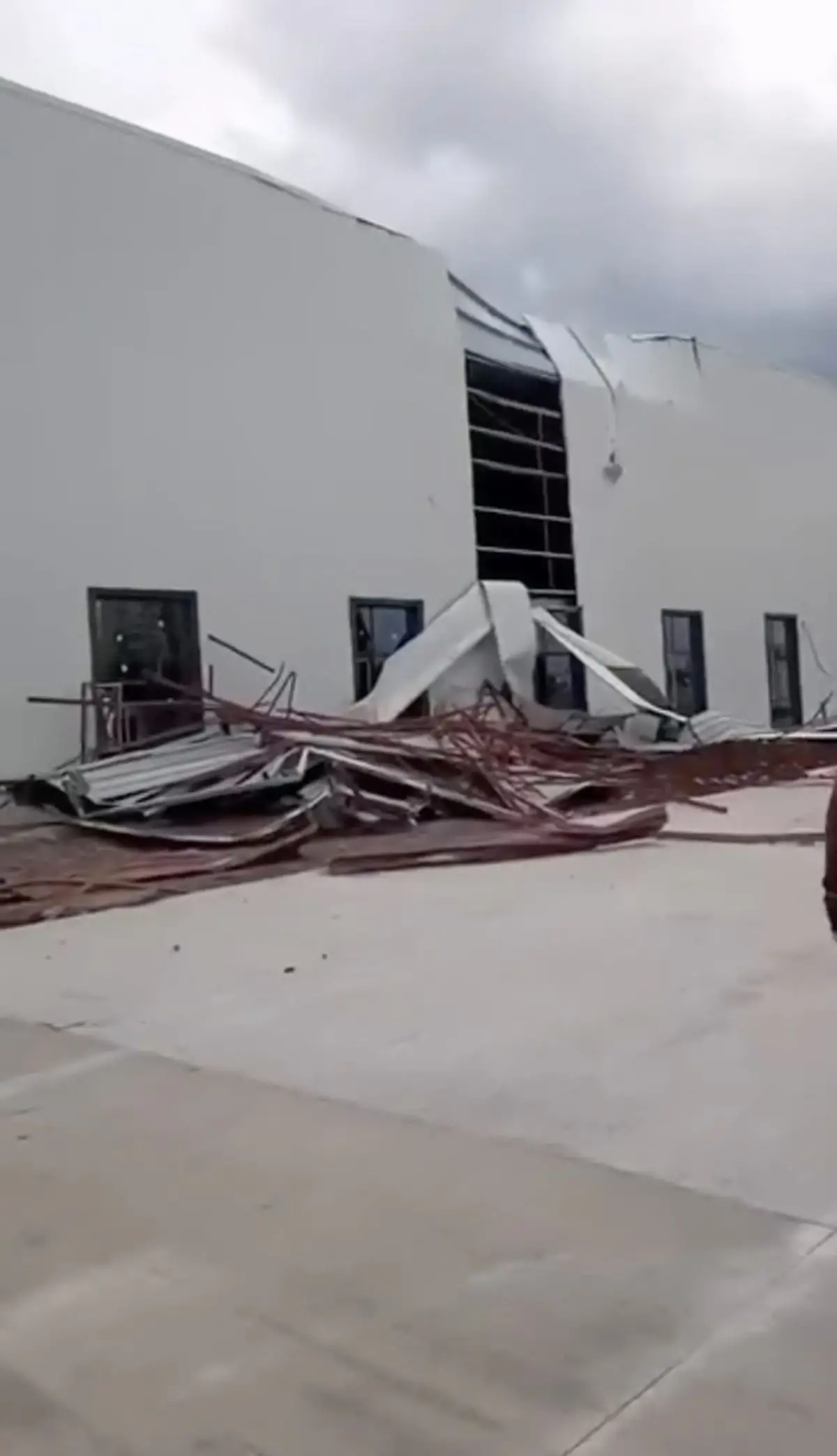 Diyarbakır’da Şiddetli Rüzgar Çatıları Uçurdu: 2 Katlı Evde Büyük Hasar