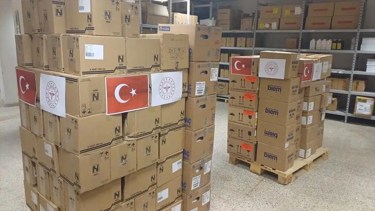 Türkiye, İran'a 3 Tır Tıbbi Yardım Gönderdi