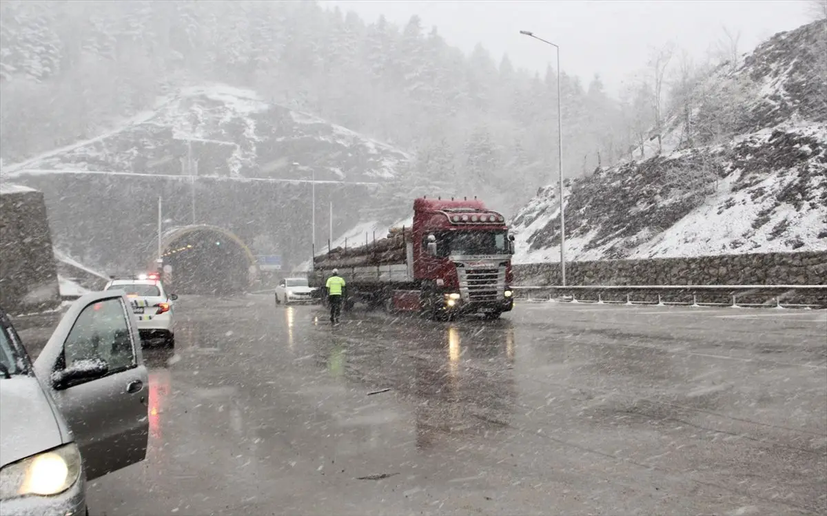 Sinop'un Yüksek Kesimlerinde Nisan’da Beklenmedik Kar Yağışı Sürücüleri Uyardı