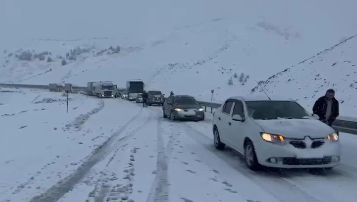 Sakaltutan Geçidi'nde Kar Yağışı Ulaşımı Felçledi: Uzun Araç Konvoyları Oluştu