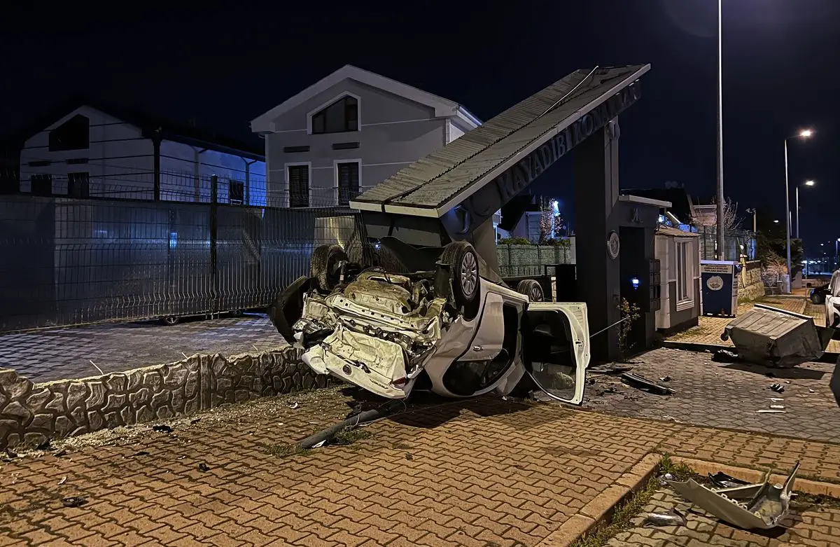 Kayseri'de Kontrolsüz Sürüş Sonucu Araç Takla Attı ve Beton Bloğa Çarptı