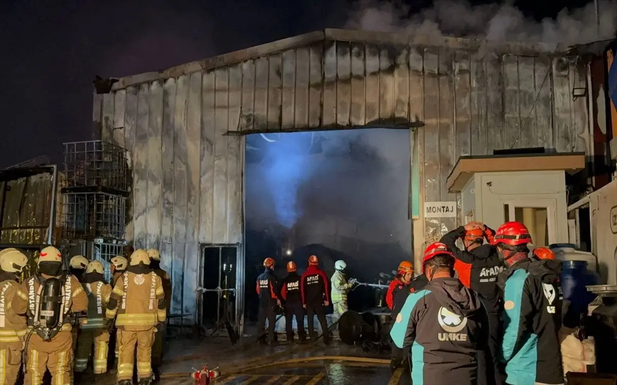 Tuzla'daki Polyester Fabrikası Yangını Kontrol Altına Alındı
