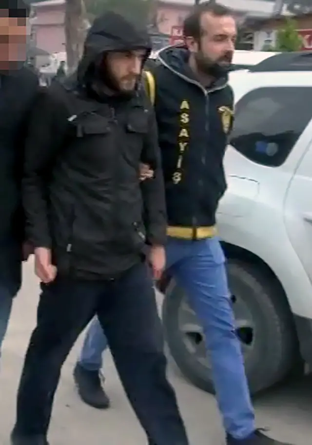 Kalabalık içinde kaçan protestocular