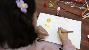 Sanat atölyesinde çalışan gençler