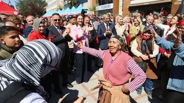 Romanlar Günü'nde sergilenen el sanatları örnekleri