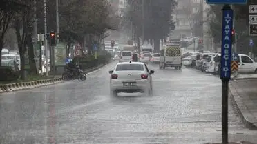 Sağanak sonrası sokaklardaki su birikintileri