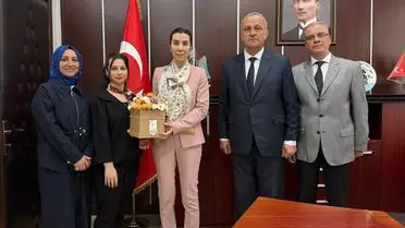 Kütüphane görevlileri ve Kaymakam Büyüker bir arada