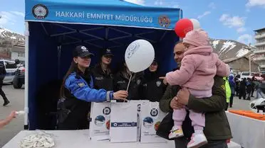 Polis memurları çocuklarla birlikte hediye dağıtıyor