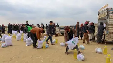 Yardım ekipleri Haseke'de dağıtım yapıyor
