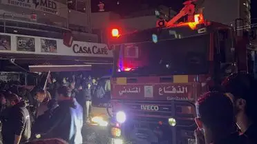 Yanmış araç ve çevredeki yangın