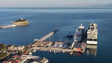 Kuşadası limanında kruvaziyer gemileri