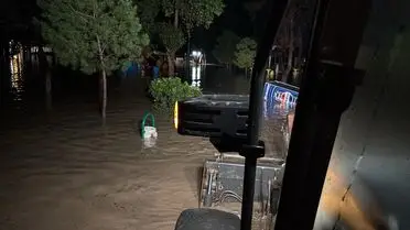 Sel sularında mahsur kalan araç