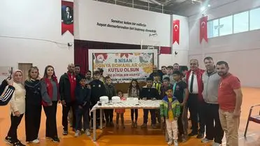 Etkinlikte gençlerin roman okuma anı