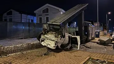 Kayseri'de Kontrolsüz Sürüş Sonucu Araç Takla Attı ve Beton Bloğa Çarptı