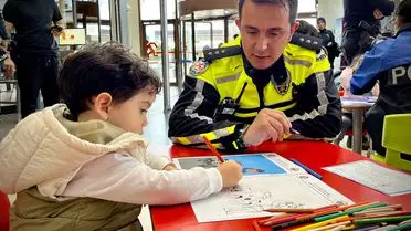 Etkinlikte polis memurları ve çocuklar
