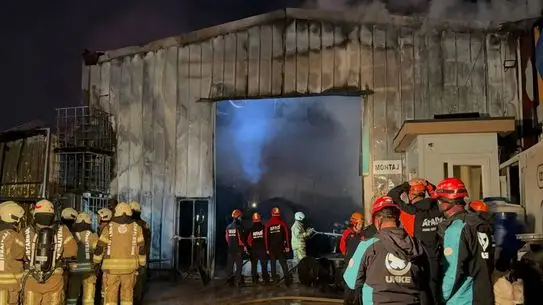 İtfaiye ekiplerinin yangını söndürürken çekilmiş fotoğrafı