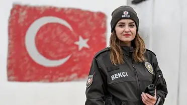 Van’da İlk Kadın Bekçi Almula Ok: Babasından İlham Alarak Güvenliği Sağlıyor