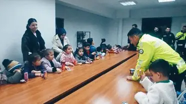 Polis memurlarıyla birlikte fotoğraf çeken anaokulu öğrencileri