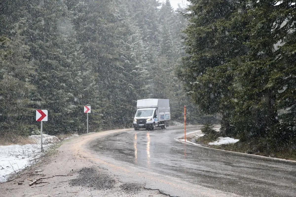 Bolu ve Karabük’te Nisan Sürprizi: Yüksek Kesimlerde Kar Yağışı