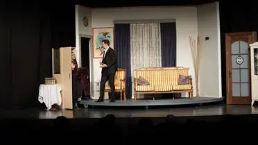 Tiyatro sahnesinde polis memurları