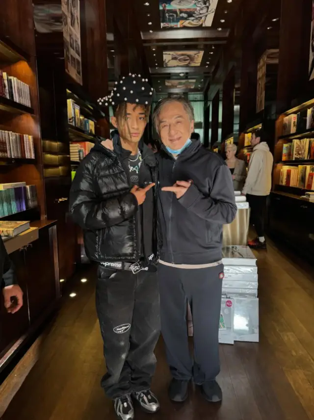 Jaden Smith ve Jackie Chan'in birlikte çekildiği sahne fotoğrafı