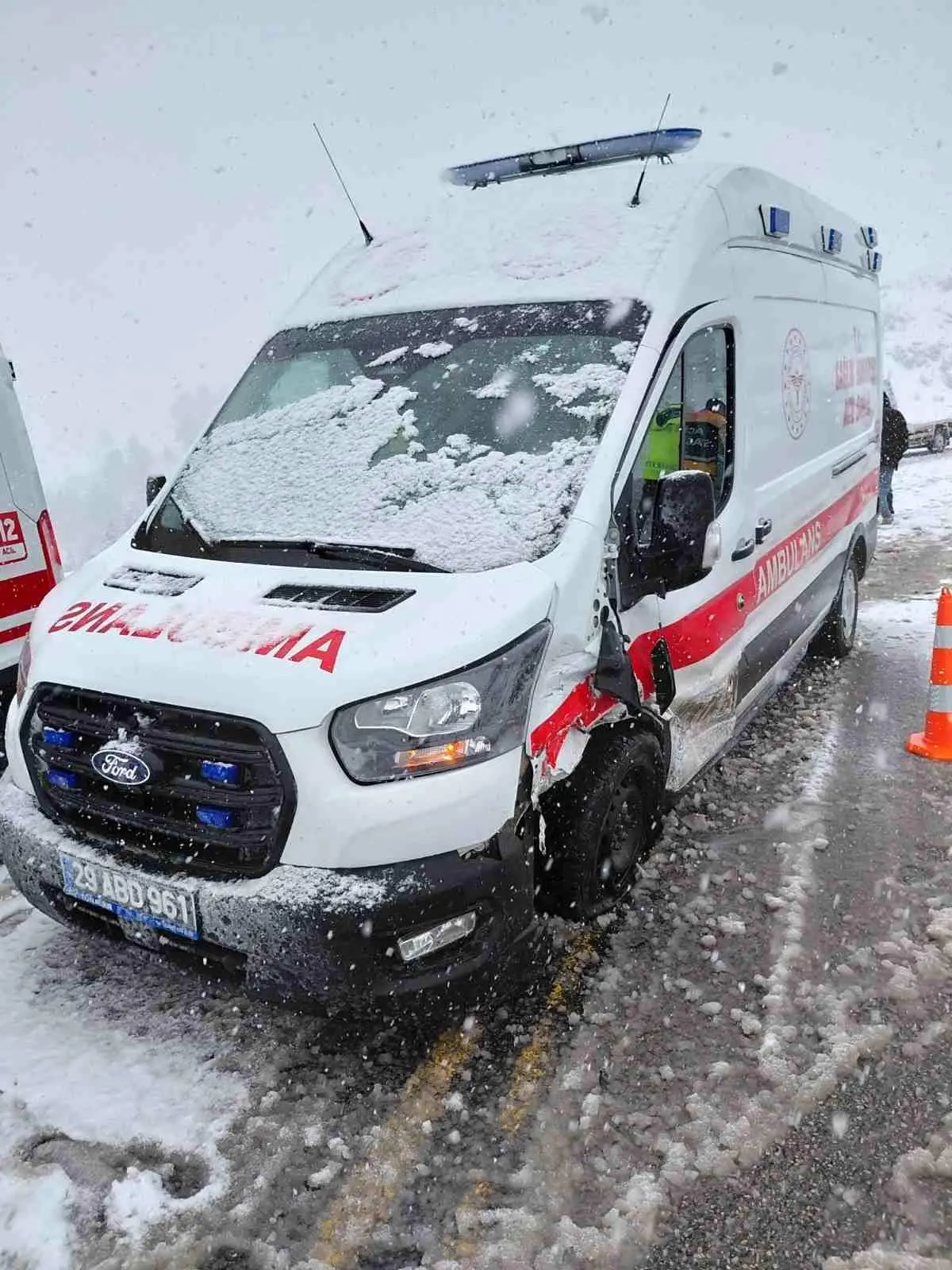 Gümüşhane'de Ambulans ve Otomobil Çarpıştı: 3 Kişi Yaralandı
