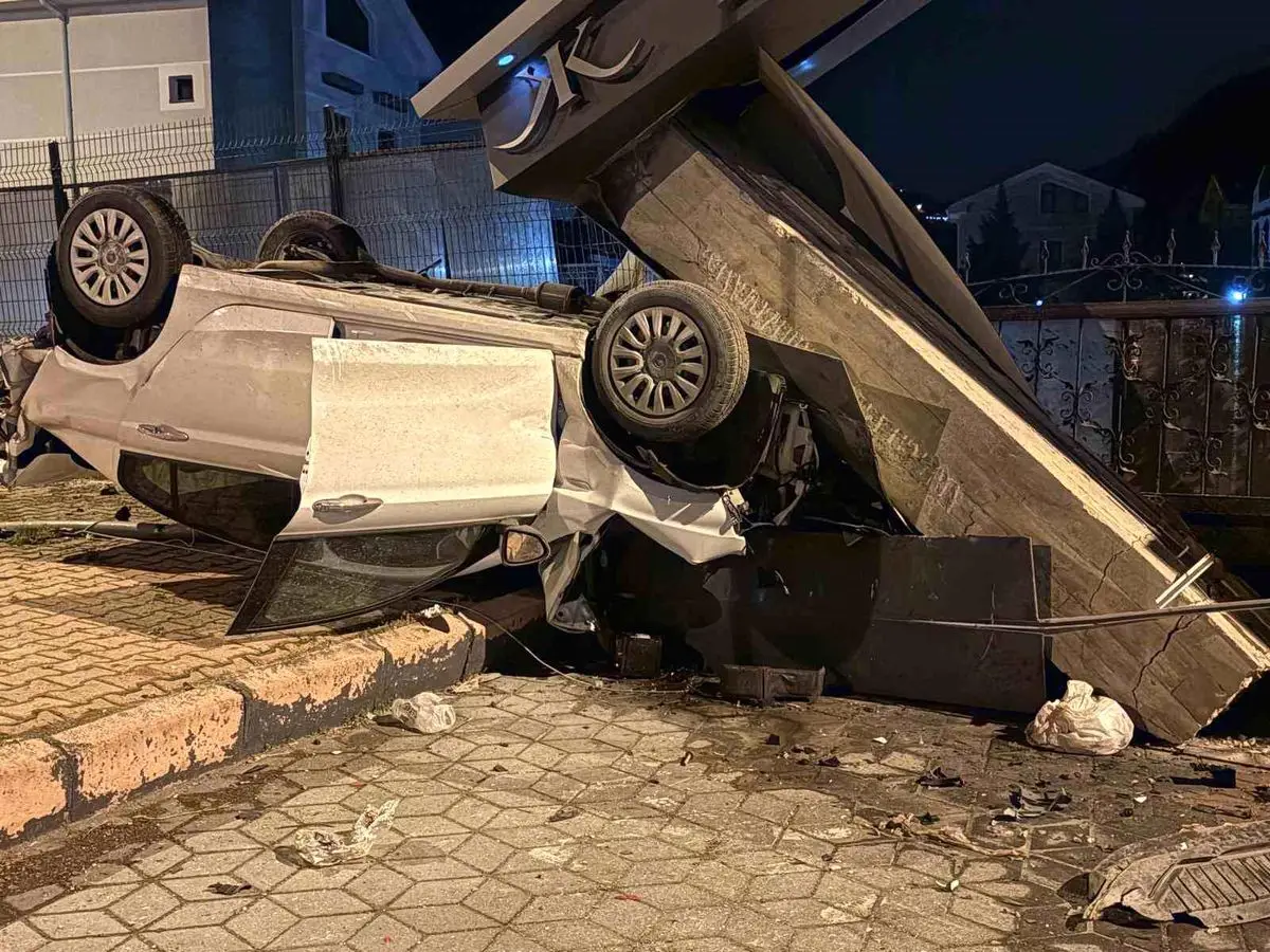 Kayseri’de Takla Atan Araç Sitenin Girişini Yıktı, Sürücü Yaralandı