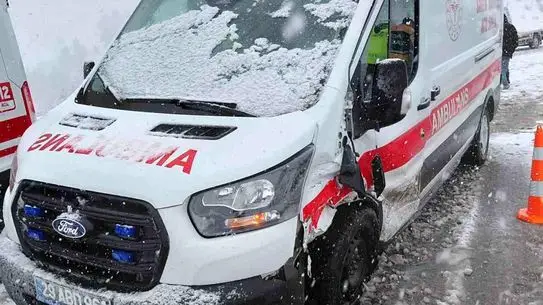 Gümüşhane'de Ambulans ve Otomobil Çarpıştı: 3 Kişi Yaralandı