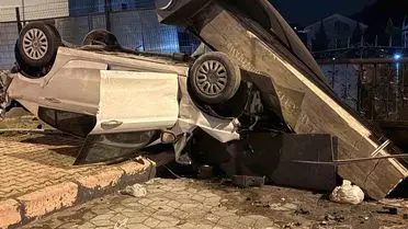 Kazanın ardından hasar gören site girişi