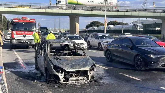 Zeytinburnu Sahil Yolunda Geçen Otomobilde Aniden Alev Aldı