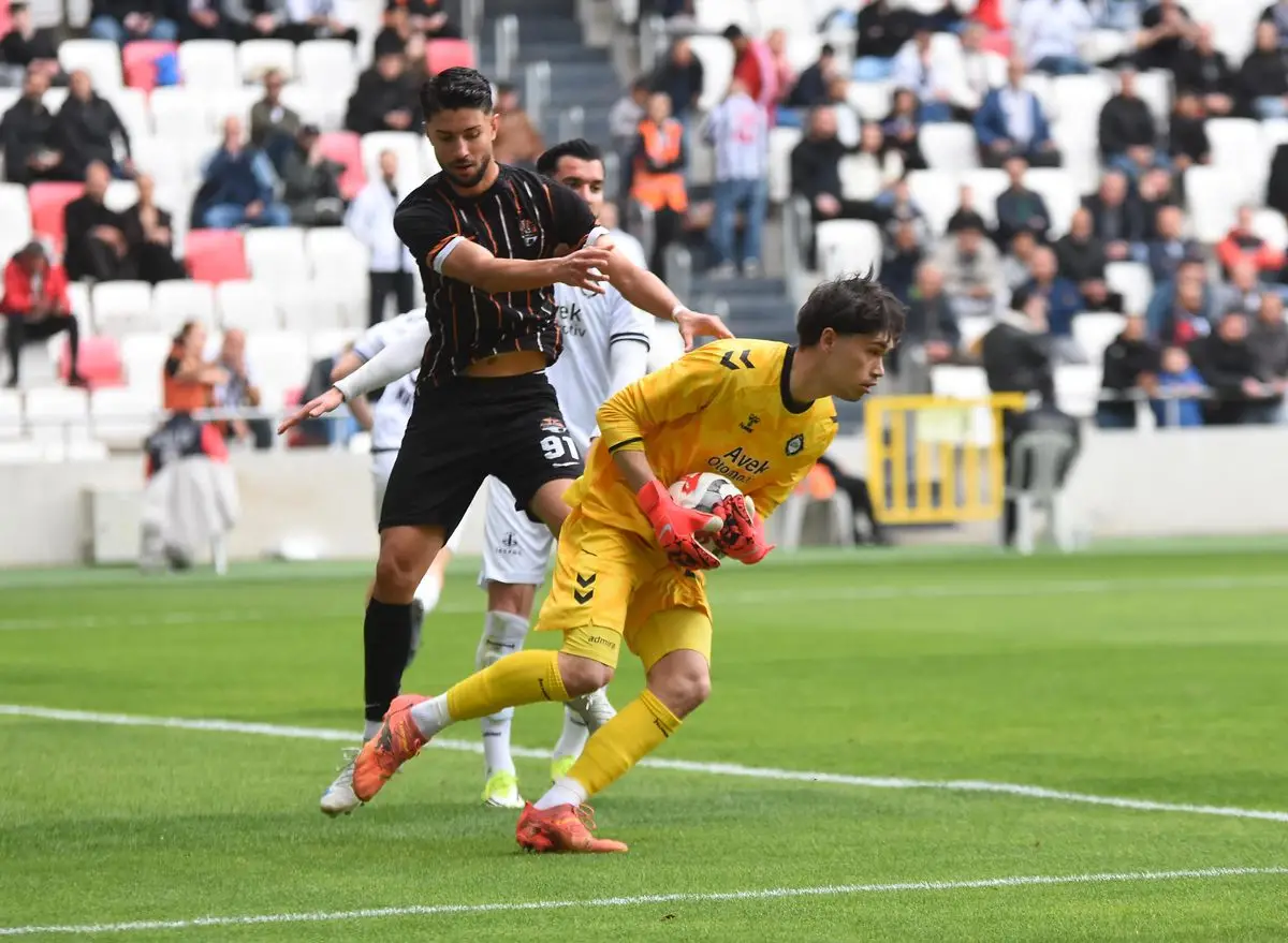 Altay Kalecisi Ulaş, Çoruhlu Maçında Gösterdiği Fedakarlıkla Tribünleri Coşturdu