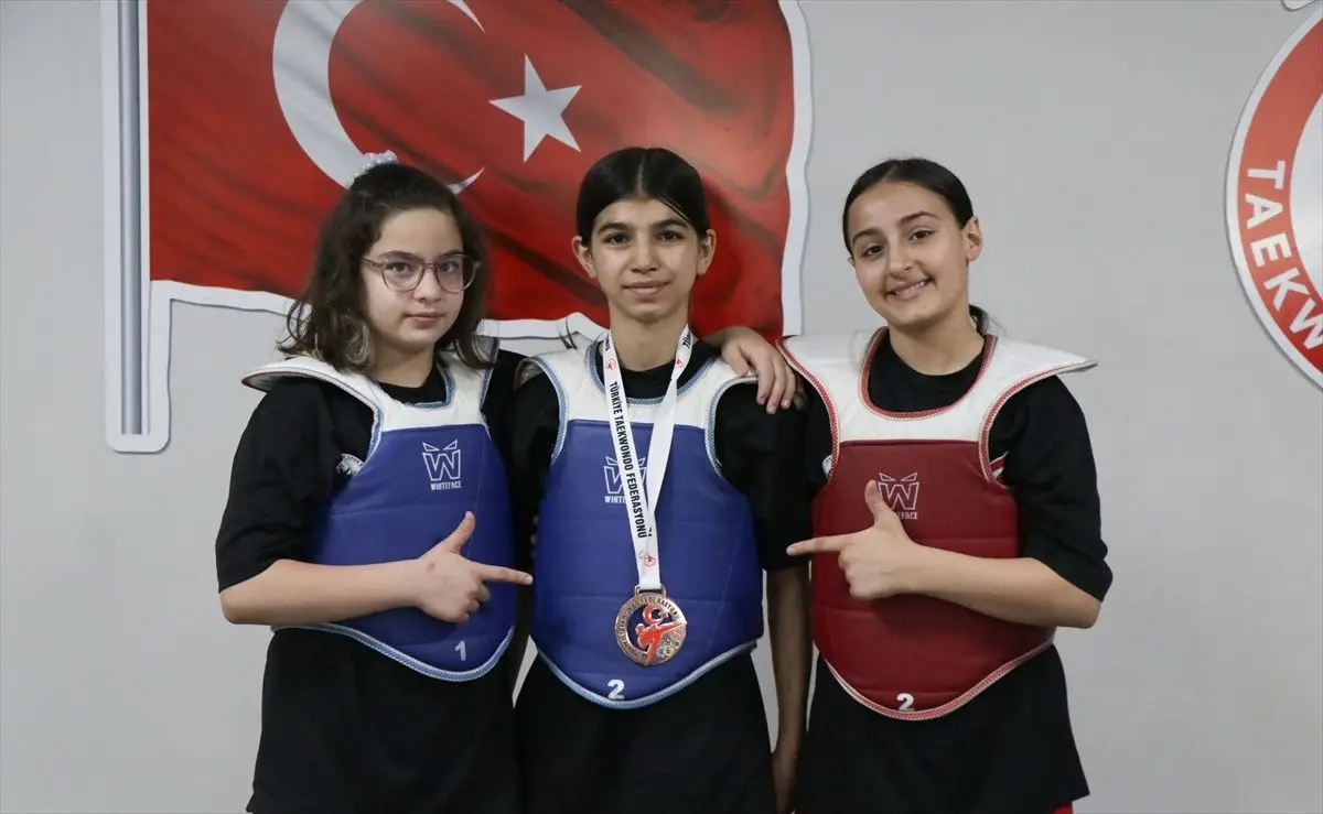 Deprem Sonrası Yanıklarıyla Mücadele Eden Esma Nur, Tekvando Şampiyonluğunu Kazandı