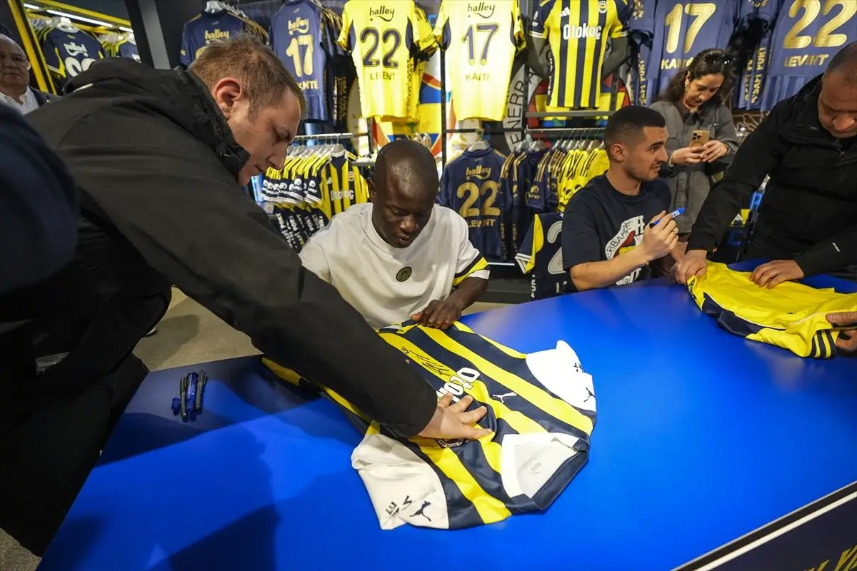 Fenerbahçe Taraftarları Kante ve Levent ile Buluştu: İmza Gününden Renkli Anlar