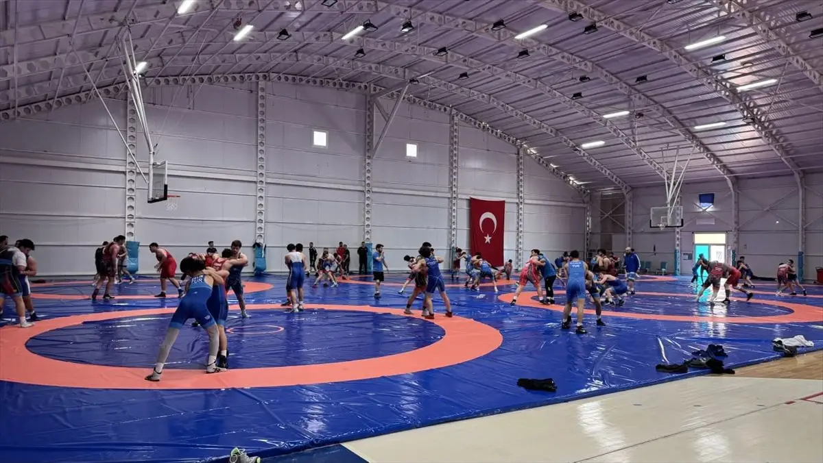 Antalya'da Genç Güreşçilerin Hazırlık Kampı: Zafer Kupası ve Şampiyonlar Turnuvası Günü Yaklaşıyor