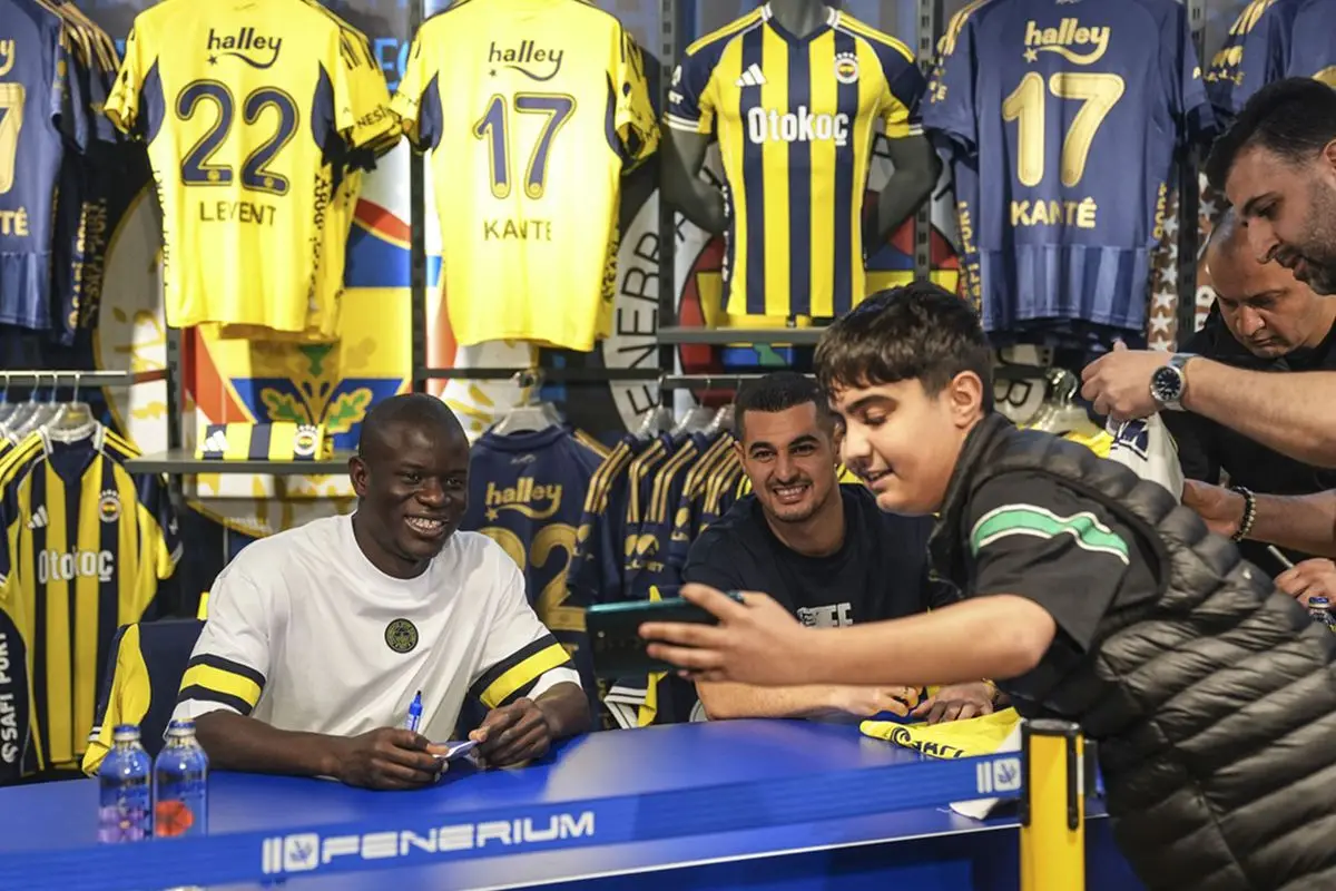 Fenerbahçe’nin İmza Gününde Kante ve Levent Mercan Taraftarlarla Buluştu