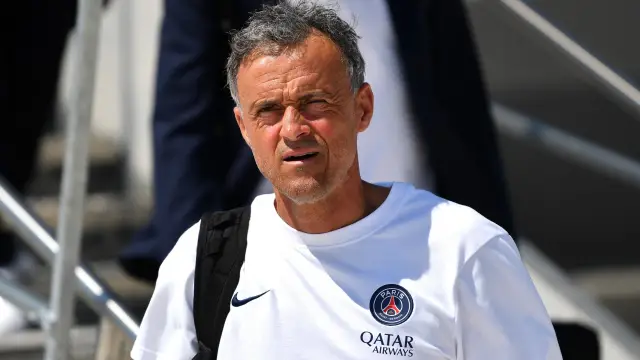 Luis Enrique takımıyla galibiyet kutlaması