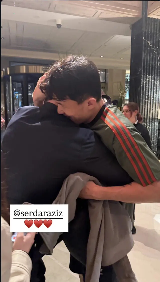 Maç sonrası kucaklaşan Aziz ve Kim